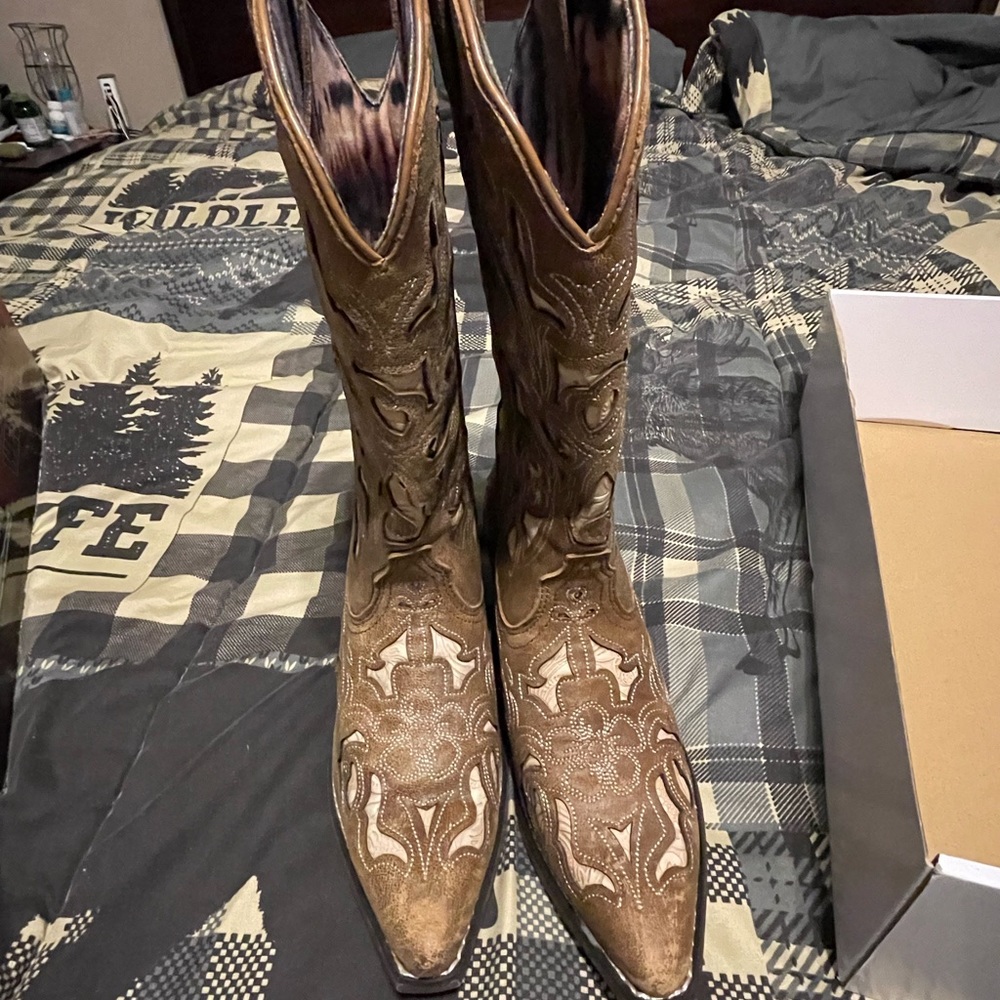 Laredo tan and cream color cowboy boots. 7 1/5